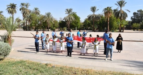 يوم السياحة العالمي بساحة معابد الكرنك.. عروض كرنفالية للأطفال ورقصات فرعونية وأعلام مصر تبهج الأجانب.. والمحافظ يشهد تجربة الواقع الافتراضي VR لعصر بناة الأهرامات وحضارة الفراعنة القدماء