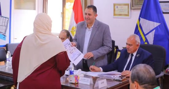 المحافظ هيجيلك.. محافظ دمياط يسلم نماذج التصالح في لقاء جماهيري بفارسكور