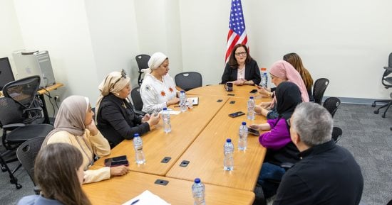 رسالة طمأنة حول مستقبل الذكاء الاصطناعى..خبيرة أمريكية من القاهرة: يفتح فرصا جديدة أمام مصر.. يقدم حلول لمشكلات ويدعم قطاعات كالصحة والزراعة.. وتؤكد: أى أداة قوية تنطوى على مخاطر والتتبع والشفافية مفاتيح الثقة