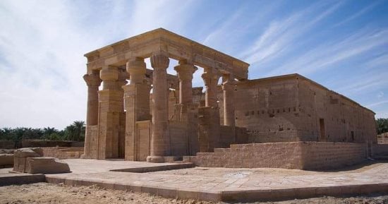 احتفالا بالعيد القومي للوادي الجديد ننشر قصة الرمز الرسمي للمحافظة.. هيبس النسخة الوحيدة المتبقية في العالم من المعبد الوحيد من العصر الفارسي.. نقوشه تحكي تاريخ 4 عصور.. وتتعامد الشمس على قدس أقداسه مرتين سنويا