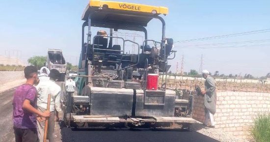 حياة كريمة.. بدء رصف طريق الأغانة ـ الأبراج بطول 5 كيلو بطما فى سوهاج