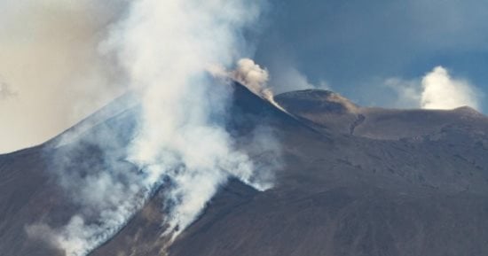 تمديد إغلاق مطار كاتانيا الإيطالى وتعليق الرحلات حتى الغد جراء رماد بركان إتنا