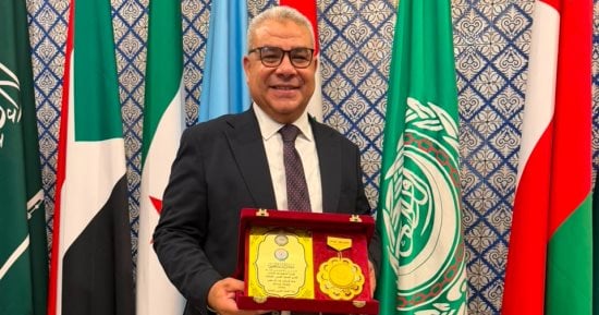 تكريم سمير عمر وعدد من رموز العمل العربى فى ملتقى القيادات العربية الشابة