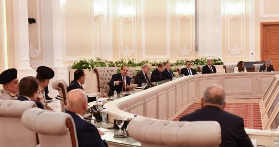 الرئيس السيسى فى اجتماع مع قيادات الدولة وممثلى المجتمع: وعى المصريين حائط الصد
