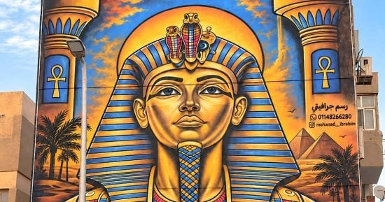 توت عنخ آمون يزين العاشر من رمضان.. شاب يحول جدران المدينة للوحات من الحضارة المصرية