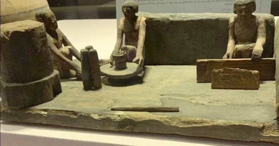 من صناعة الفخار وطحن الحبوب إلى أسرار الكتابة وتقديس الخبز.. متحف آثار الغردقة يكشف كيف حول المصرى القديم مهنه اليومية لمشاهد خالدة وثقها بتماثيل ومجسمات أثرية.. جسد منها قيمة العمل اليدوي ودوره فى بناء الحضارة
