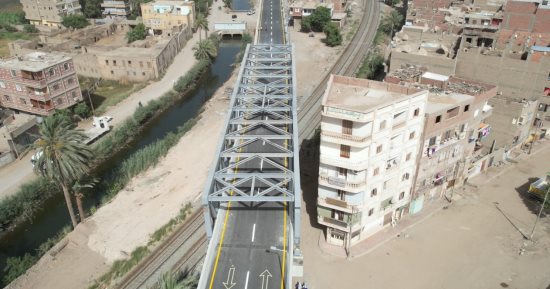 وزارة النقل تنشئ كبارى علوية أعلى المزلقانات للقضاء على الحوادث والتكدس.. القابضة لمشروعات الطرق والكبارى تنتهى قريبا من كوبرى أبو تشت العلوى.. والوزير: إلغاء كافة التقاطعات مع السكة الحديد لحماية الأروح.. صور