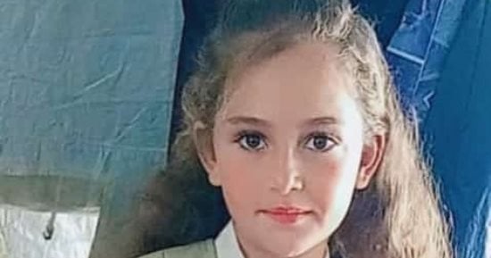 إسراء الهسي طفلة غزة الموهوبة عشقت الرسم والطين وحلمت بالمدرسة.. كانت تصلي الضحى وتلعب مع دميتها داخل الخيمة قبل أن يخطفها رصاص الاحتلال من بين ألعابها.. استشهاد والدتها بعد 24 ساعة فقط دون أن تعلم برحيل البنت