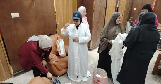 وسط فرحة غامرة.. تسليم معتمرات القليوبية هدايا صندوق "تحيا مصر" قبل بدء المناسك