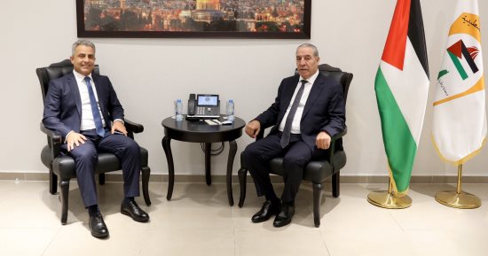 نائب الرئيس الفلسطيني يبحث مع سفير مصر الجديد آخر المستجدات السياسية