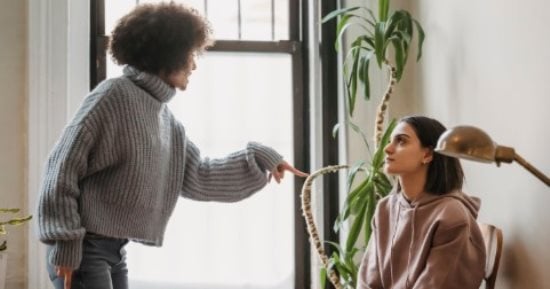 إتيكيت التعامل مع الشخص اللى بيتأخر دايمًا.. إزاى تعاتبه من غير ما تحرجه؟
