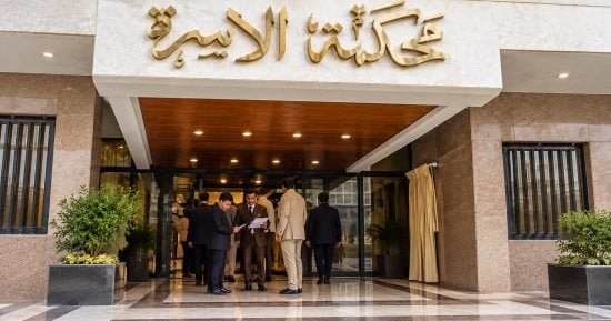 زوج يطالب بالتمكين المشترك من مسكن الزوجية ويتهم زوجته باستغلال الحضانة