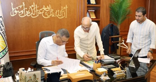 محافظ جنوب سيناء يعتمد عددًا من عقود تقنين أراضى بمدينة دهب