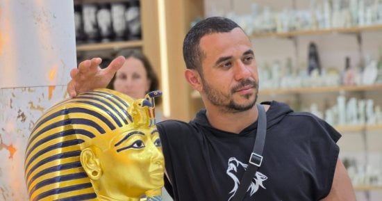 سحر الحضارة المصرية يجذب السياح.. جولة تسوق بين تحف وهدايا الأقصر