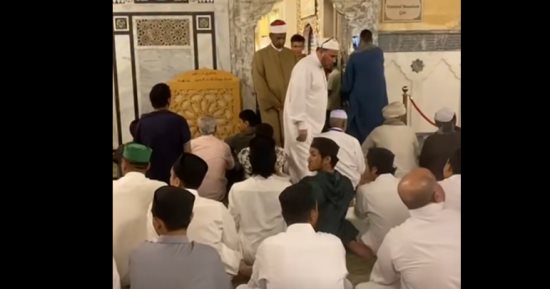 مئات الزوار بمقام الإمام الحسين احتفالًا بذكرى مولده.. فيديو