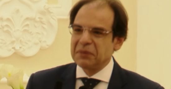 محمد الجندي محذرا: المنتج هو الشك.. تتلاعب الشركات الكبرى بالعلم لترويج الوهم