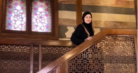 هبة مجدي من أمام ضريح السيدة نفيسة: «يوم جميل» 