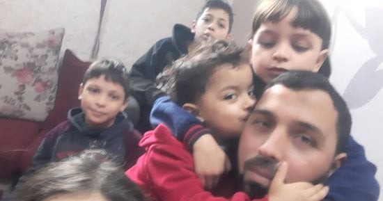 "لم يبق لي منهم سوى شظايا عظام".. محمود حماد يروي رحلة البحث عن أسرته بعدما ابتلعتهم الحرب في غزة.. خرج من تحت الأنقاض وحيدا.. وقضى أكثر من عامين في البحث عن رفات عائلته أملا في عناق أخير ودفن يليق بمن أحبهم