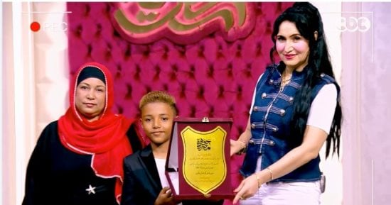 هبة عبد الفتاح تهدى درع الموهوبين للمطرب الصغير علي ممدوح بـ جوهرة مصرية