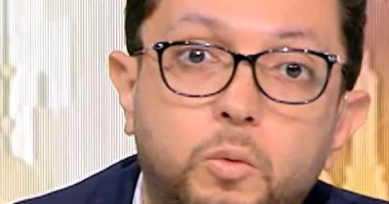 أحمد فايق يحذر من مخاطر الذكاء الاصطناعي: قد يرى الإنسان "عالة" ما يدفعه لاتخاذ قرارات مرعبة