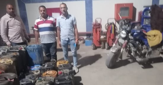 ضبط 496 كجم سكر و384 زجاجة زيت و880 لتر مواد بترولية بجرجا في سوهاج