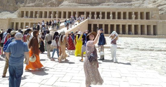 موسم الخير.. إقبال سياحى على تمثالى ممنون ومعبد حتشبسوت غرب الأقصر.. صور