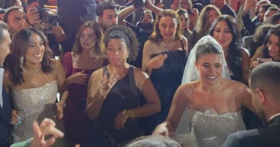 مصطفى غريب ودنيا سامي يشاركان ديانا هشام الرقص في حفل زفافها