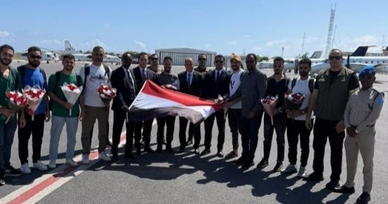 وصول البحارة المصريين مقديشيو تمهيدا لعودتهم إلى القاهرة برفقه السفير المصري