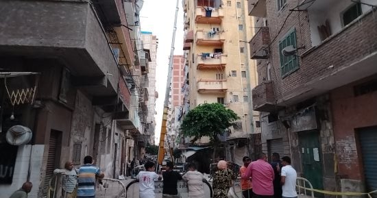 مفاجأة .. عقار امبروز المائل بالإسكندرية مخالف وصادر له قرار إزالة 