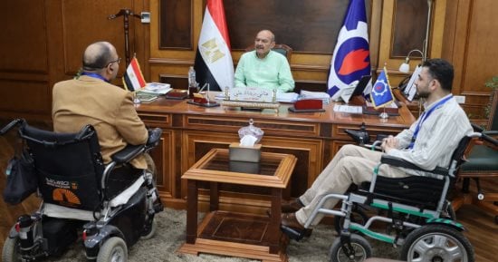 محافظ السويس يستقبل شابين من ذوي الهمم ويوجه بسرعة بحث مطالبهما