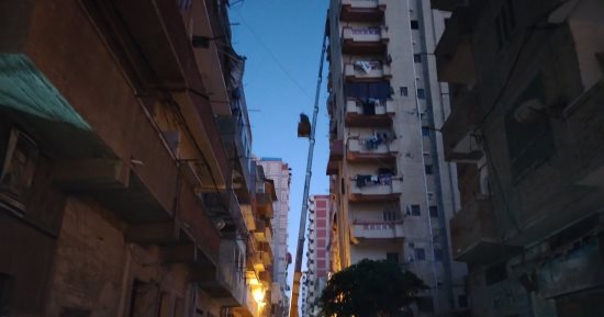 إنزال جميع المنقولات من عقار الإسكندرية المائل لتنفيذ قرار الإزالة.. مباشر
