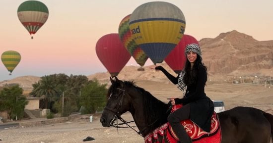 ركوب الخيل والبالون الطائر..  استمتاع سياح العالم برحلات الأقصر