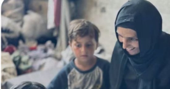 من الوقوف أمام السبورة لتعليم الأطفال إلى الانتظار في طابور الحياة بحثا عن لقمة العيش.. حكاية معلمة الإنجليزية وصال أبو حطب.. أغلقت الحرب مدرستها وأجبرتها إصابة زوجها على حمل مسؤولية أسرتها في غزة