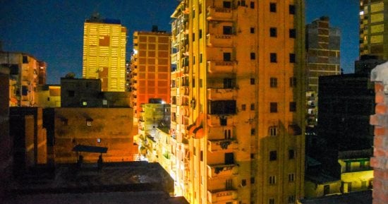 إخلاء عقار مائل بالإسكندرية وإزالة 5 طوابق لحماية أرواح المواطنين.. صور