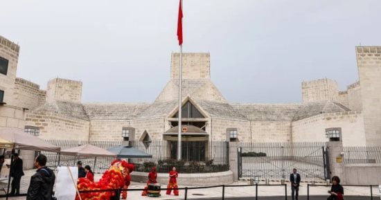 أمريكا تعيد عشرات الآثار المهربة إلى الصين بينها تماثيل لبوذا وعظام ديناصورات