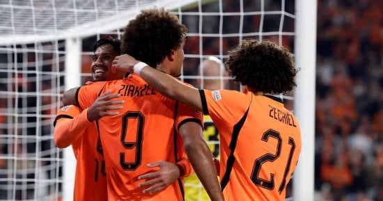 هولندا تهزم صربيا 2-1 وتتصدر ترتيب المجموعة في دوري الأمم الأوروبية