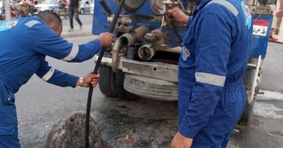 «مياه القناة» تكثف أعمال تطهير شبكات الصرف استعدادًا للشتاء.. صور 
