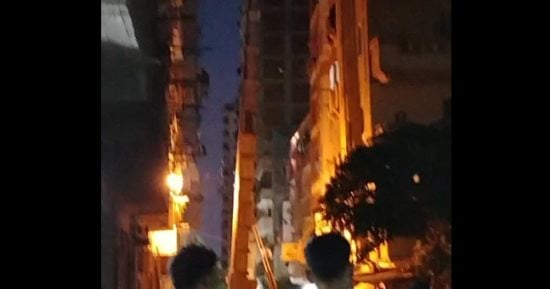لقطات لعمليات إنزال جميع المنقولات من عقار بدر الجمال المائل بوسط الإسكندرية.. فيديو 