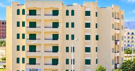 مدينة طيبة الجديدة بالأقصر تعلن تفاصيل طرح وحدات سكنية بنظام الإيجار والإيجار المنتهي بالتملك.. 132 وحدة بمساحة 90 مترا.. و96 بنظام الإيجار المنتهى بالتملك بينها وحدات لذوى الهمم..وتسهيلات فى التقدم لـ19 أكتوبر