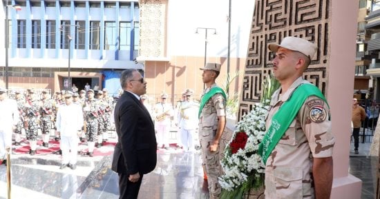 محافظ الشرقية يضع إكليلا من الزهور على النصب التذكاري للشهداء احتفالا بذكرى أكتوبر 