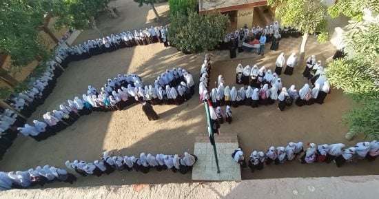 فتيات معهد أزهري بقنا يكتبن «تحيا مصر» بأجسادهن احتفالا بذكرى نصر أكتوبر