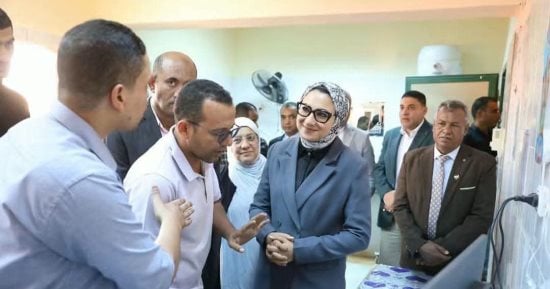 محافظ الوادي الجديد تتابع أعمال القافلة الطبية المجانية بمستشفى بلاط المركزي