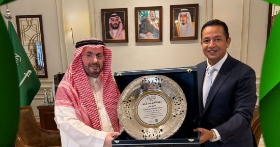 رئيس نادى الاتحاد السكندرى يلبى دعوة القنصل العام السعودى ويُهديه درعا تذكاريا
