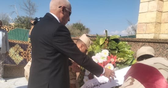 محافظ شمال سيناء يضع إكليل زهور على قبر الجندى المجهول فى ذكرى نصر أكتوبر