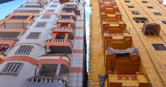 تحرك عاجل بسبب العقارات المائلة بالإسكندرية.. ميل عقار بحى غرب.. قرار بإخلاء السكان والعقارات المجاورة..  قرار بإزالة 5 طوابق من عقار آخر.. والمحافظة: بدء أعمال الإزالة والتدعيم لدرء الخطورة.. صور