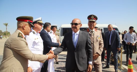 محافظ السويس يضع إكليلا من الزهور على قبر الجندى المجهول فى ذكرى انتصارات أكتوبر