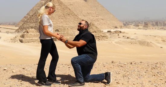اتخطبوا عند الأهرامات.. أمريكيان يحولان زفافهما إلى حملة لدعم أطفال السرطان