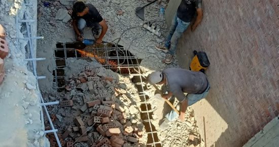 استمرار أعمال إزالة العقار المخالف بحوض أبو العز بطلخا تنفيذًا لتوجيهات المحافظ
