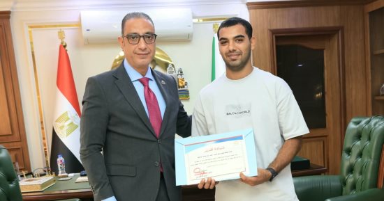 موقف يجسد شهامة المصريين.. محافظ الجيزة يكرم منقذ طفل أرض اللواء «صور»