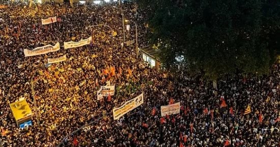 ليلة الفوضى في برشلونة.. أزمة السكن تشعل الشوارع و30 شرطيًا مصابا..فيديو